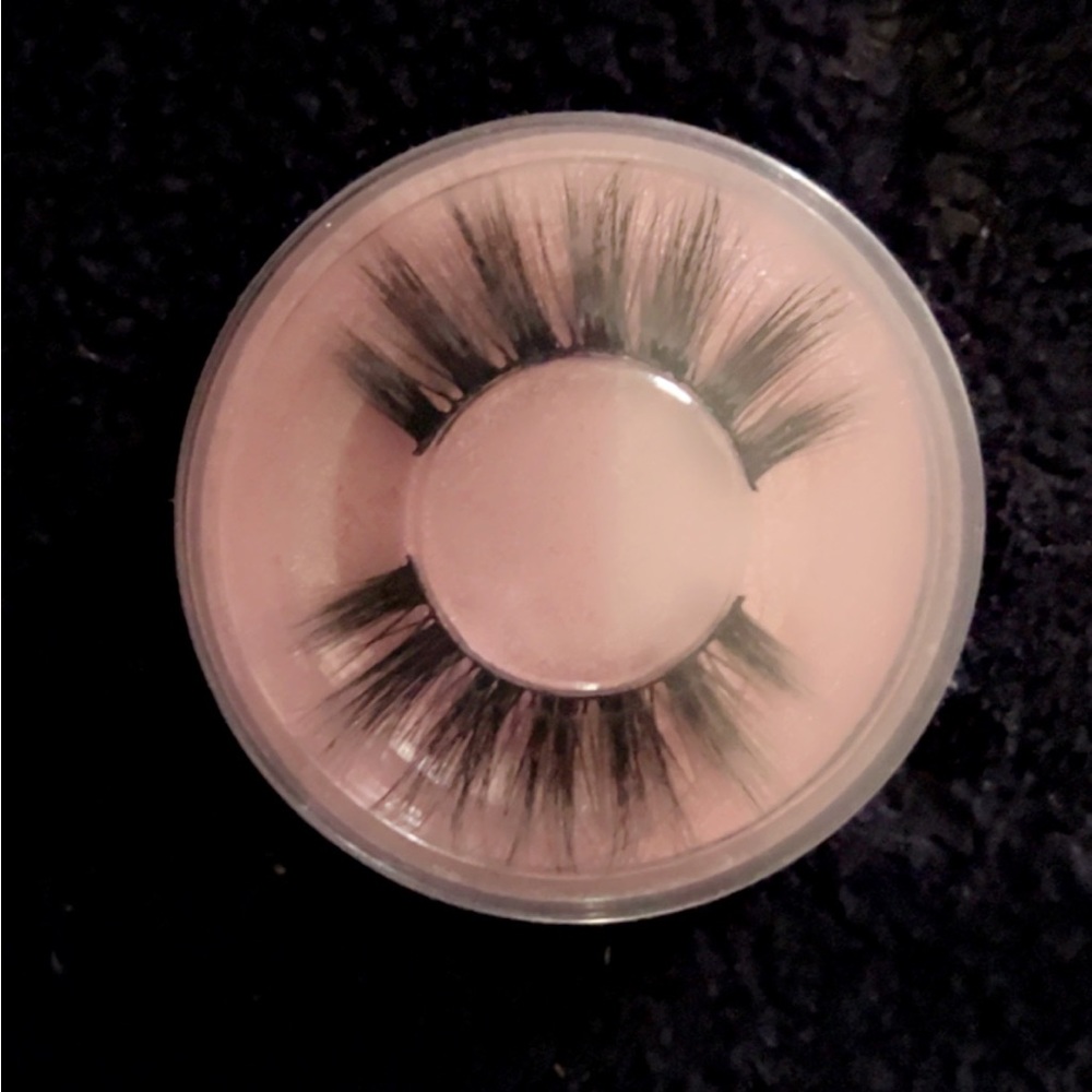 Lashes 🥰 - Picture 3 of 6